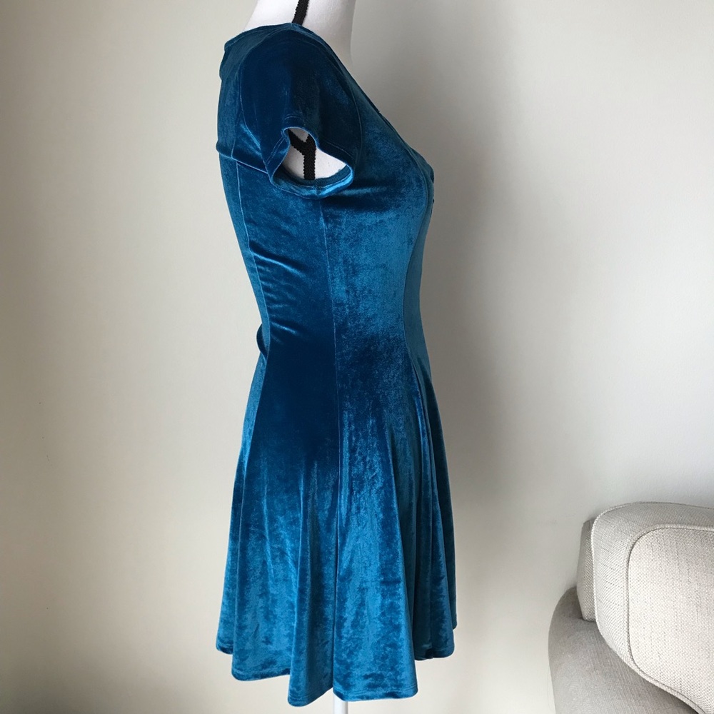 UO Kimchi Blue Dahlia Sweetheart Velvet Dress - Picture 3 of 8